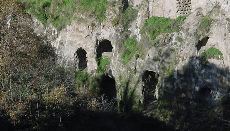 Grotte di Castro - Necropoli di Centocamere Grotte di Castro - Necropoli di Centocamere