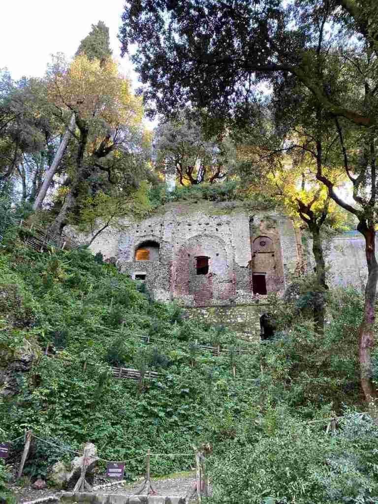 I ruderi della Villa romana di Manlio Vopisco, console nel 114 d.C., all'interno del Parco di Villa Gregoriana a Tivoli