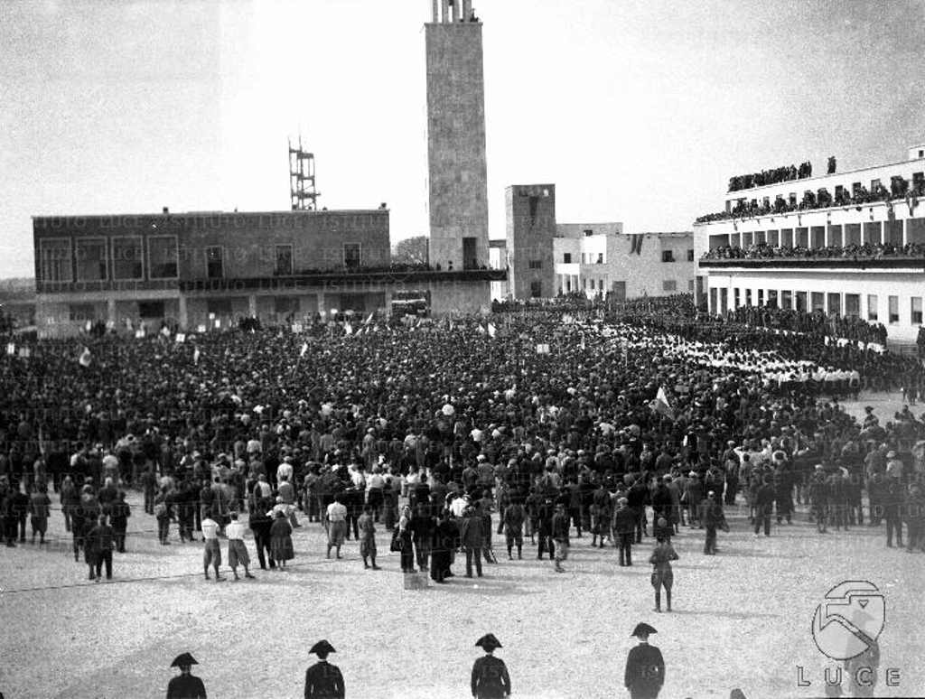 La folla nella piazza principale di Sabaudia durante l'inaugurazione della cittadina pontina il 15 aprile 1934