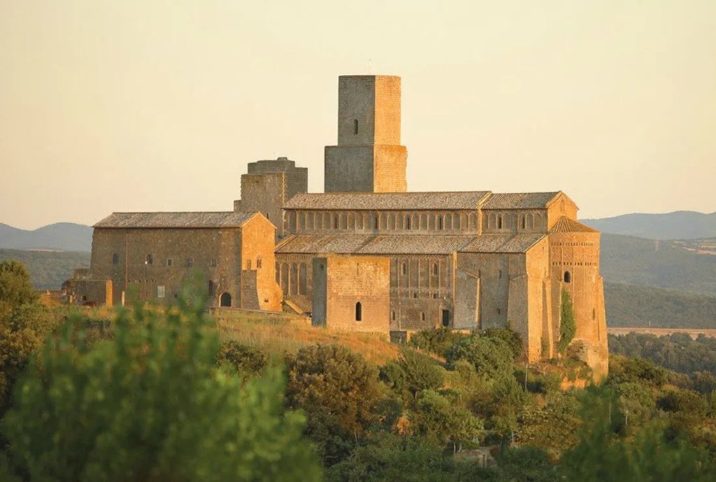 L'Abbazia di San Giusto, nei pressi di Tuscania. Vista esterna al tramonto 